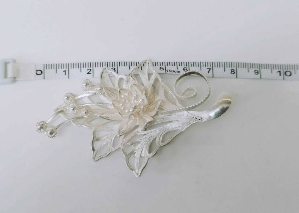 Veche brose filigran, cu flori, din argint de 925