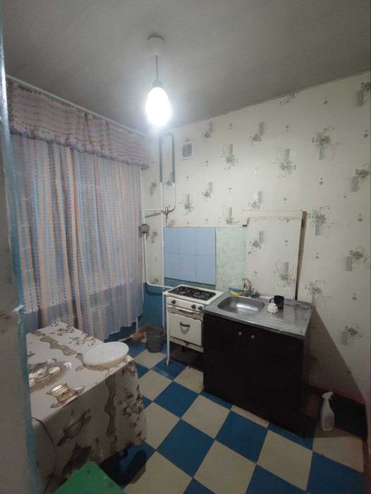 Срочно продаётся трехкомнатная квартира в 1 микрорайоне. Торг уместен.