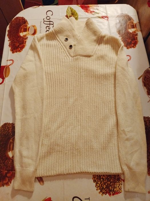 Pulover alb în pas cu moda