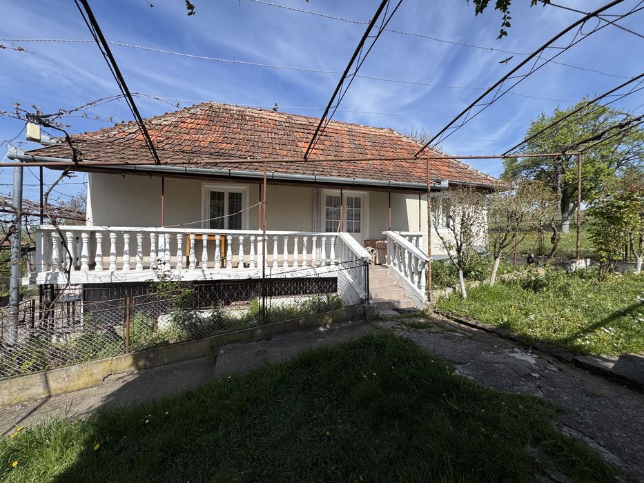 Casa de vanzare in Beznea-6452 mp teren,livada si 2 case
