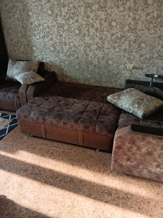 Продам угловой диван с креслом.