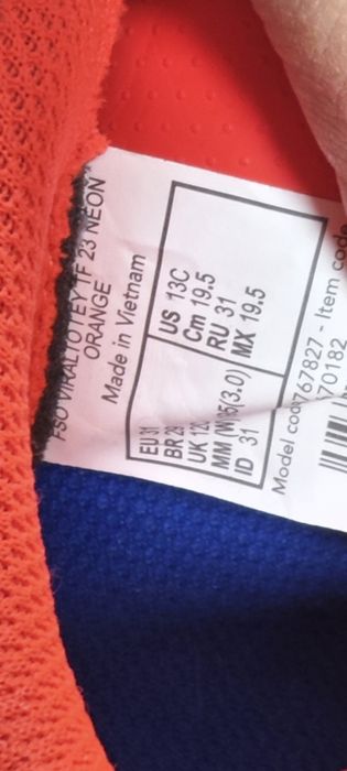 Vând adidași pentru fotbal,noi.