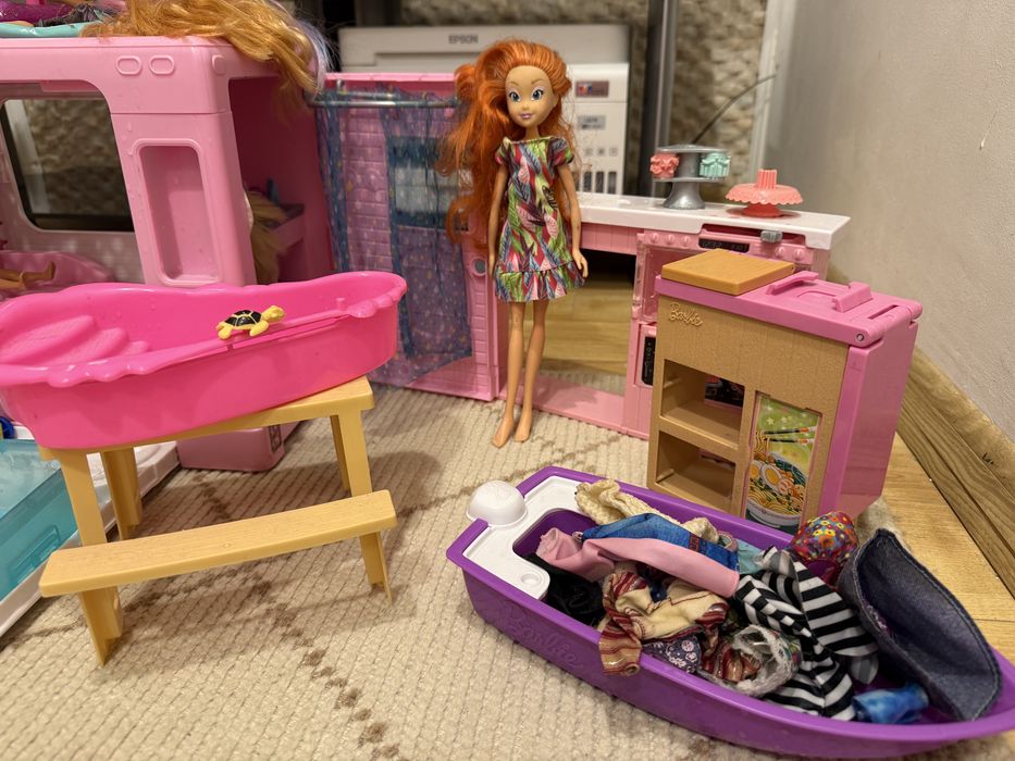 Rulota BARBIE cu piscina, bucatarie si salupa