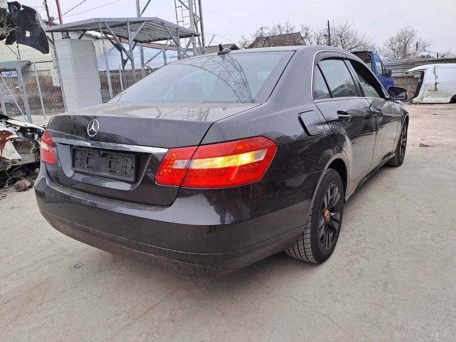 Dezmembrez Mercedes E Class 2.2 CDi an 2011 cod motor 651.925
