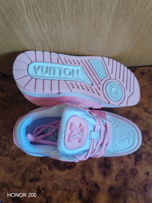 Adidași de vânzare