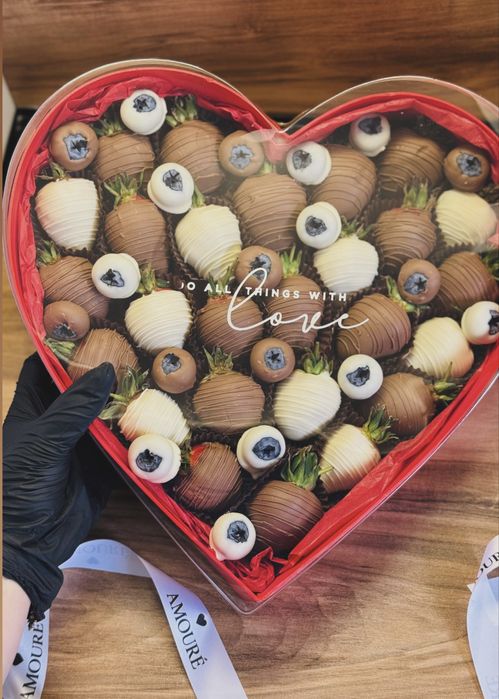 Шоколадный подарок на 8 марта финики