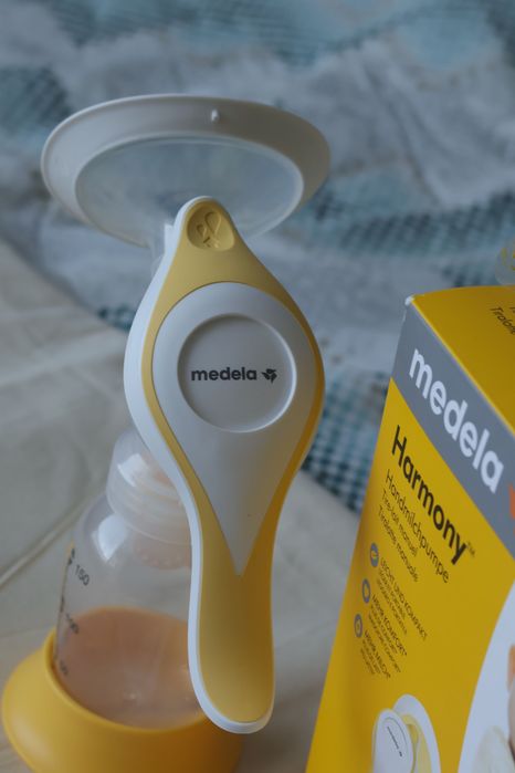 Ръчна помпа за кърма Medela Harmony + Подарък