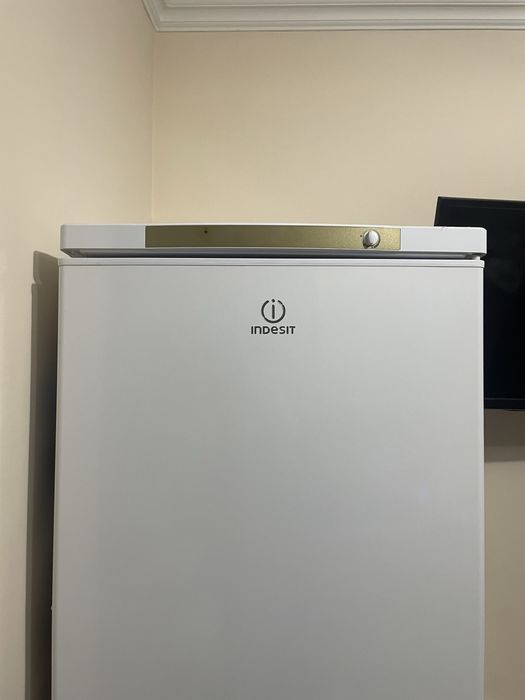 Двухкамерный холодильник Indesit, ES 18A, б/у, белый