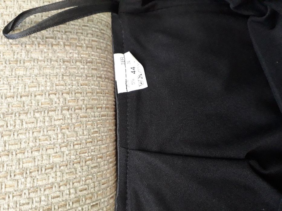 Fusta neagra eleganta