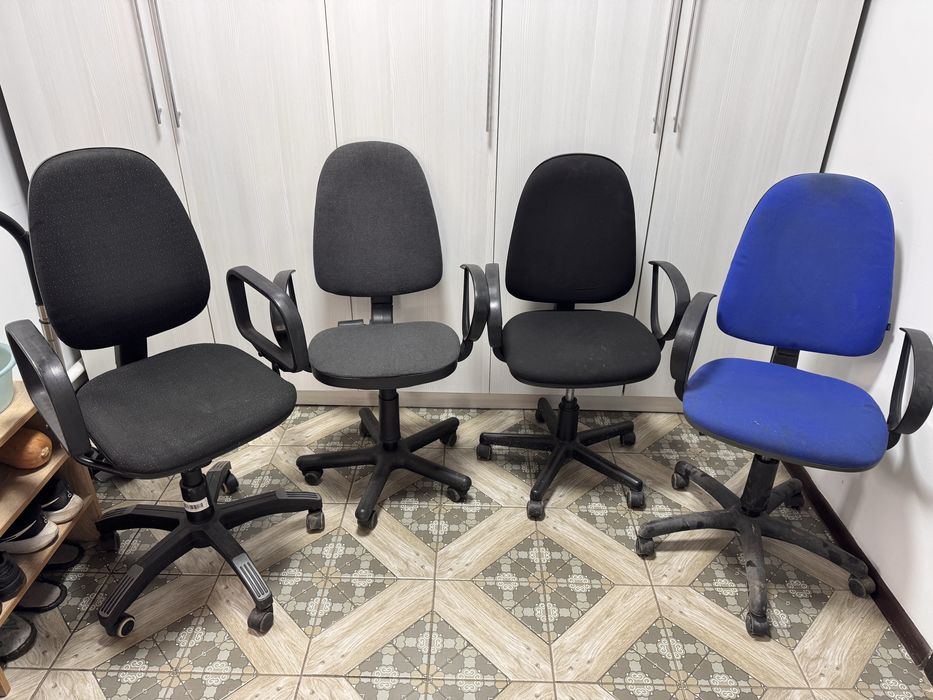 Офисные кресла 8 штук