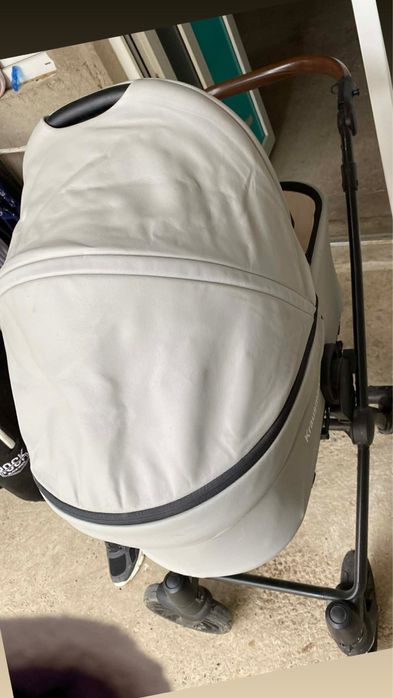 Vand cărucior bebe folosit ca nou, nu are piesele la el