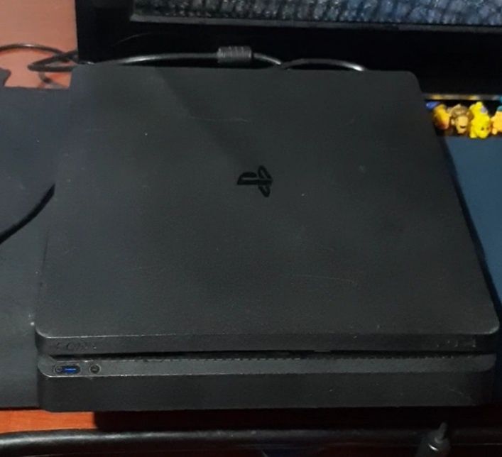 Vând PlayStation 4 slim în stare bună ps4