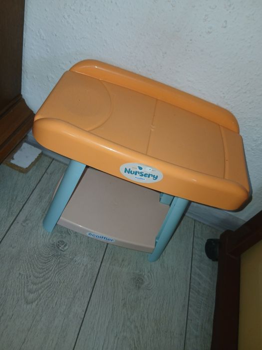 O masa de namcat petru bebelusi din jucarie în preuna cu o masa de schimb