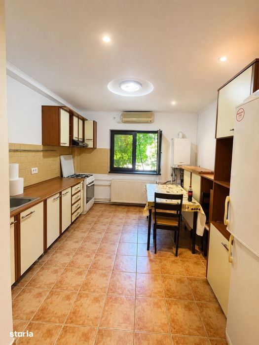 Apartament 3 camere, 2 băi, centrală termica