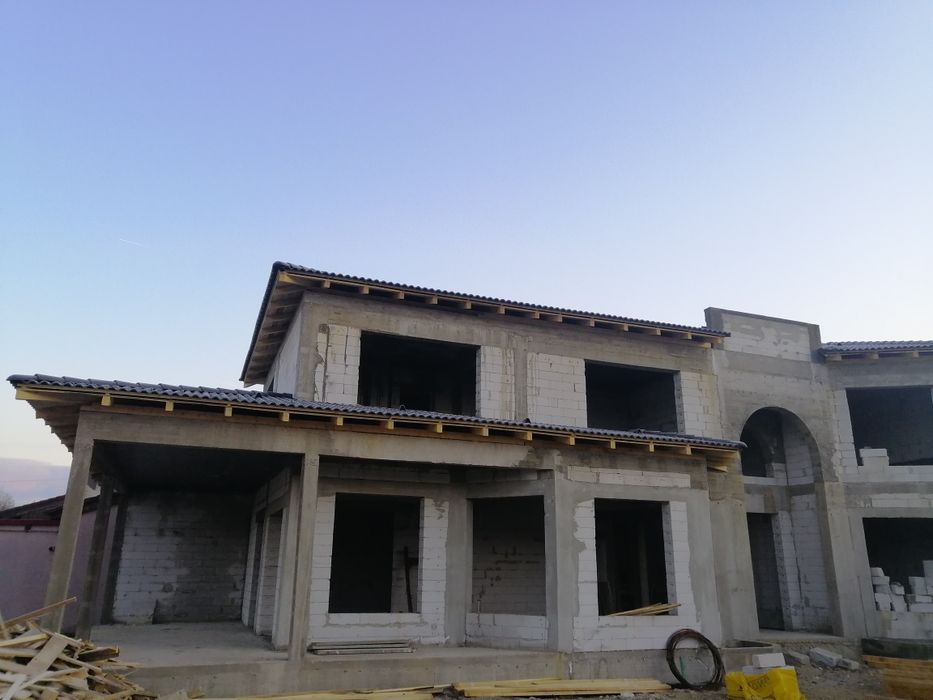 Executăm case in rosu si finisaje