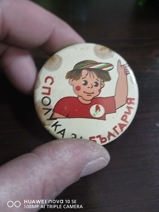 Продавам 30 бр. стари значки