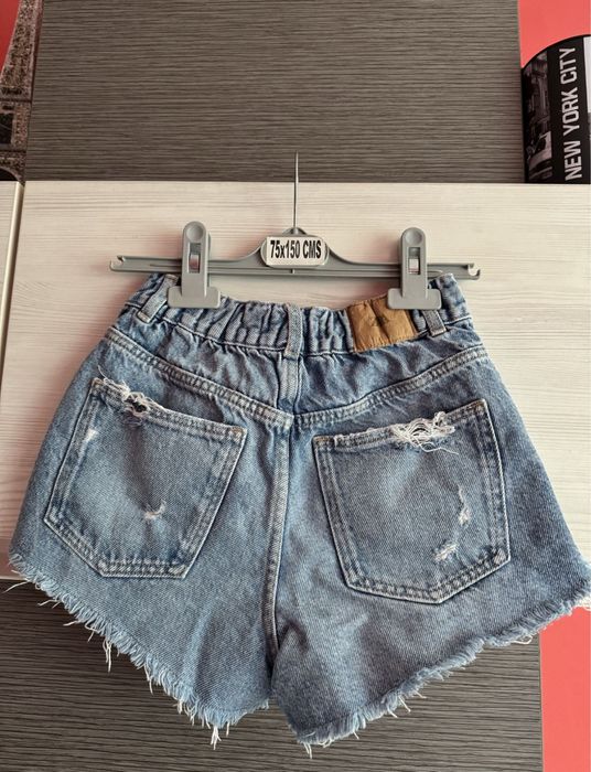 Къси дънкови гащи