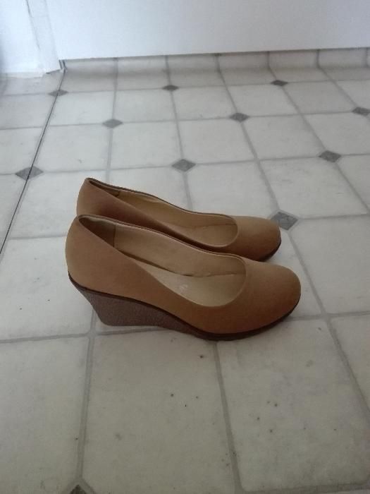 Нови обувки и нови джински с етикет