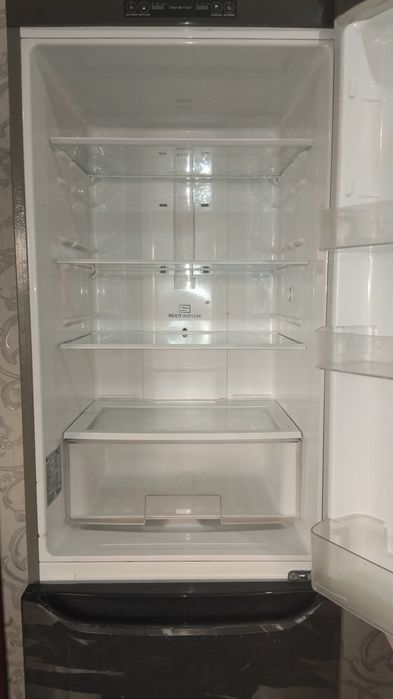 Холодильник LG в хорошем состояние
