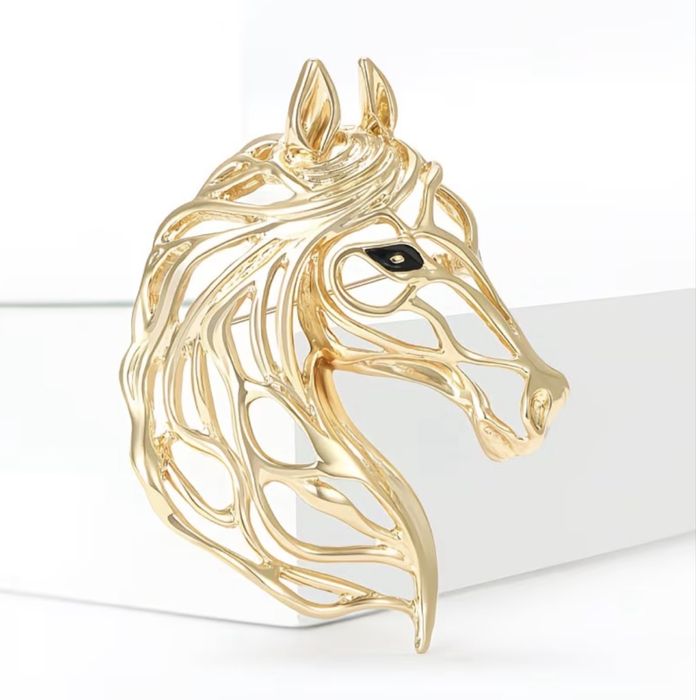 Брошка годината на коня позлатена