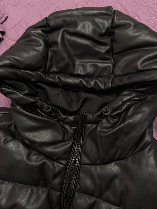 Черна грейка с качулка от изкуствена кожа