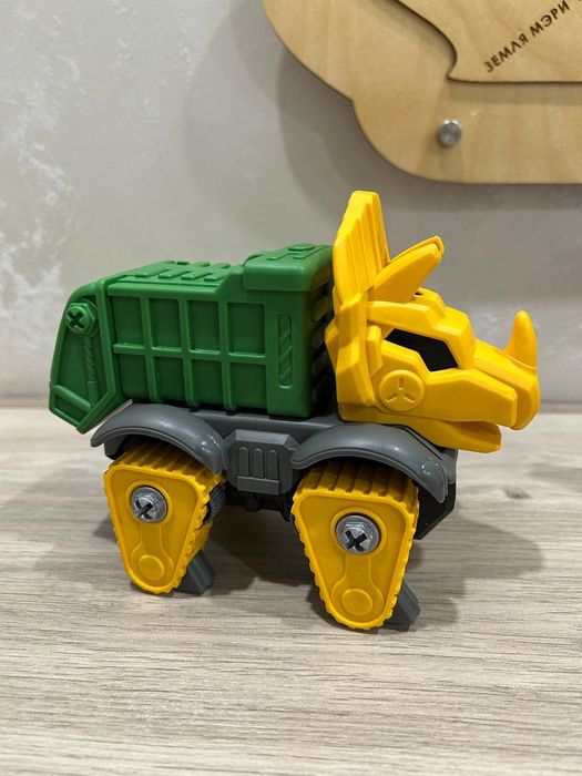 Конструктор с шуруповертом. Динозавры-машинки.