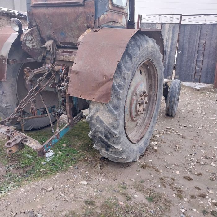 Traktor sotiladi