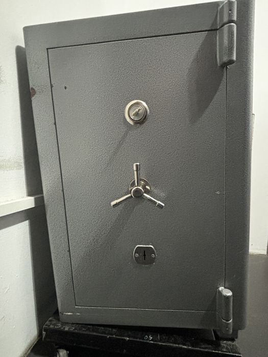 Сейф несгораемый