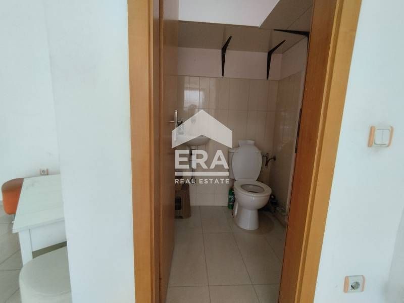 Светло просторно помещение с  голяма витрина