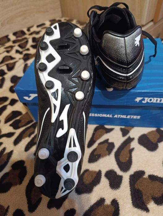 Ghete de fotbal cu crampoane Joma noi