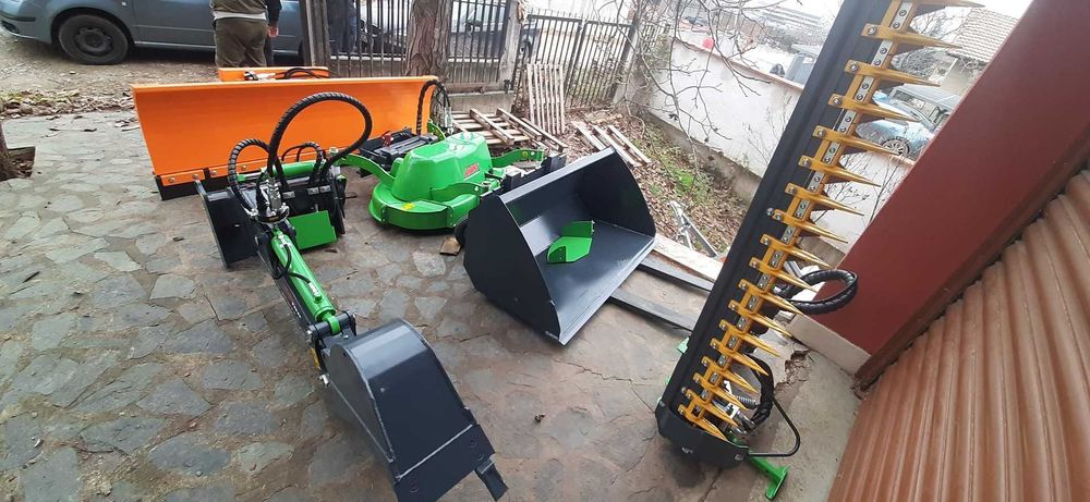 Мини челен товарач AVANT 528/5 Приставки/Отлично Състояние!!!