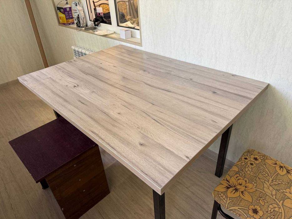 Стол со стульями на кухню