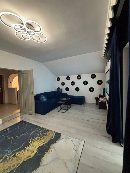 Vand apartament, ultrcentral, renovat recent