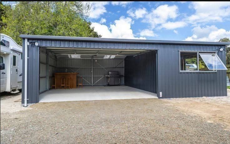 Garaj metalic din panouri sandwich 6 x 5.5m