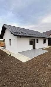 Vând case modulare pe structură metalică învelit cu panouri sandwich