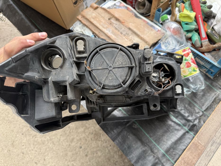 Faruri Renault Megane 2 facelift (2006–2008) – originale, cu lupă