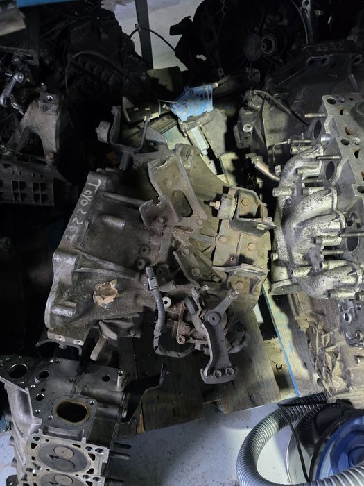 Cute de viteze toyota avensis 2.2 150 cai manuala 6 trepte