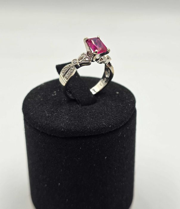 Inel Aur 18K cu Diamante si Rubin