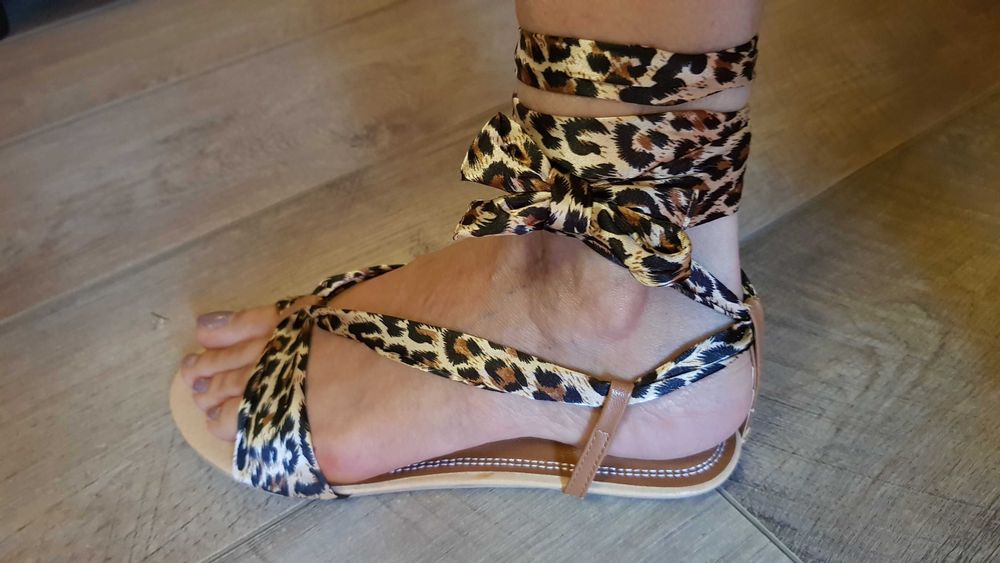 Елегантни сандалки с връзки