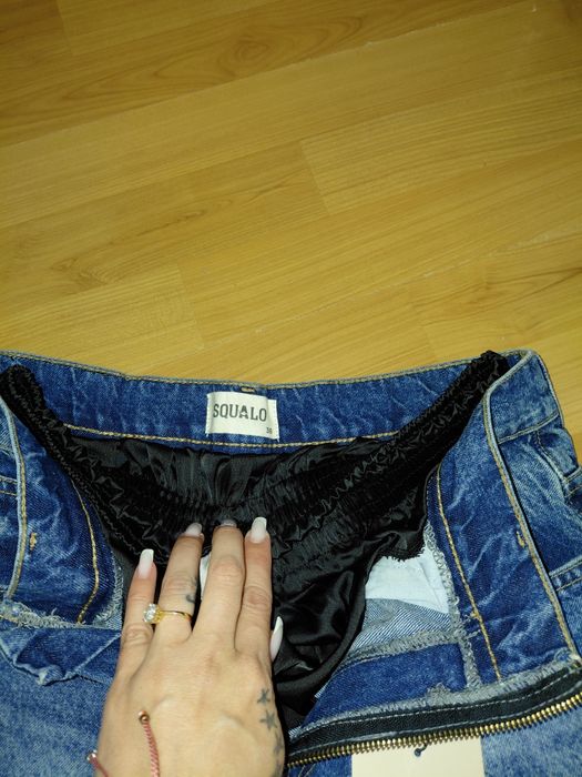 Vand blugi noi  cu eticheta