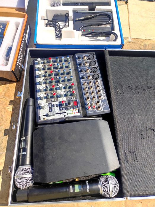 Mixer cu efecte nou . Si microfoane boxe . Statie putere