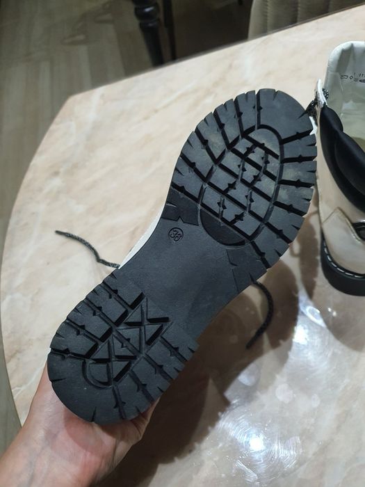 Лачени боти, бял цвят