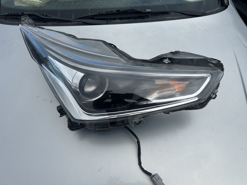 Дясен фар за тойота айго 2021г.