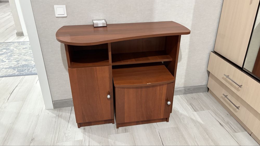 Туалетный столик и 2 тумбочки