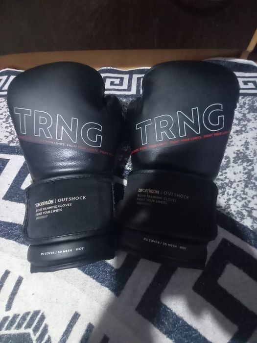 Vând două perechi de mănuși de box în stare foarte bună, puțin folosit