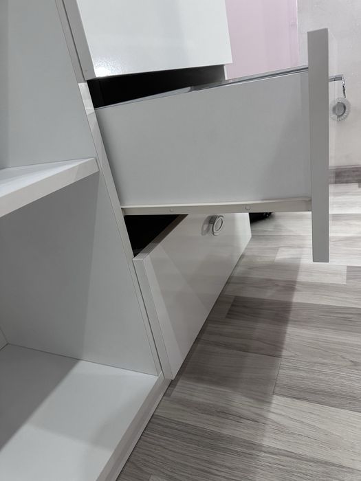 Елегантен скрин бял гланц