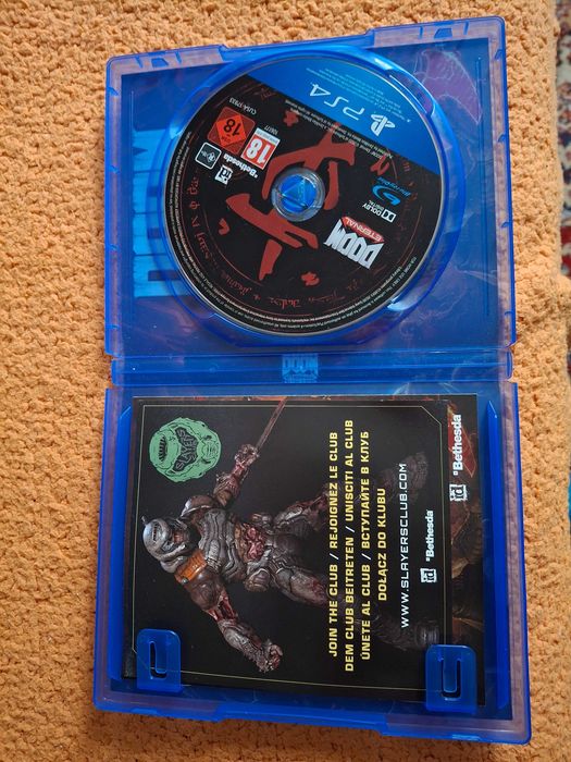 Продавам PlayStation 4  конзола 500 GB с 2 контролера и 1 игра