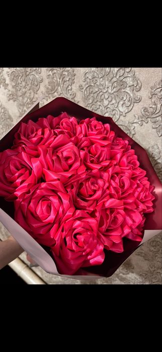 Розы из атласных лент