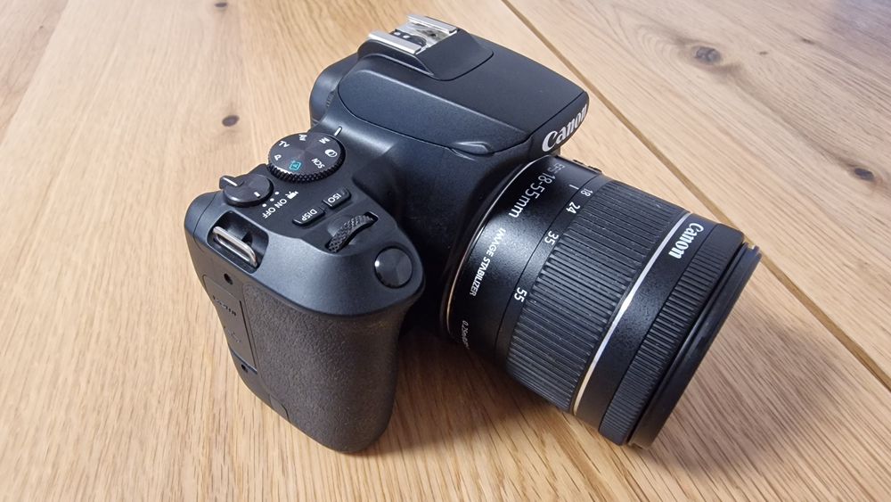 Canon EOS 250D + Obiectiv 18-55mm ca nou
