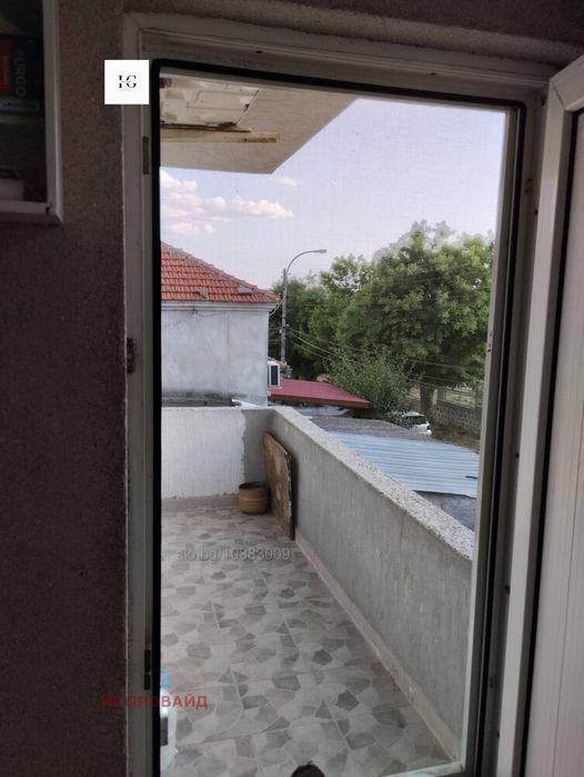 Просторен Жилищен Етаж От Къща С Двор И Гараж Топ Локация До